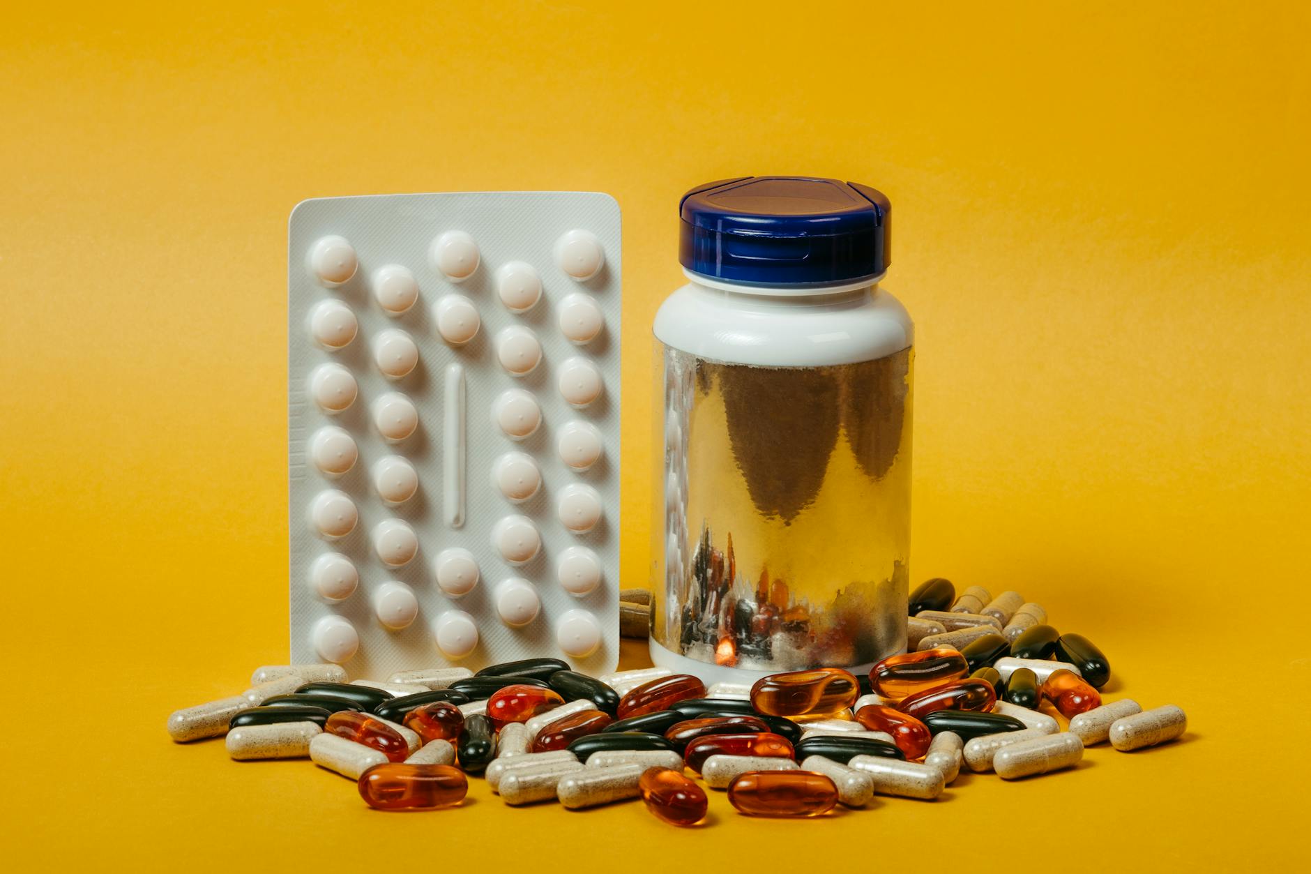 Photo : Jonathan Borba / Pexels Compléments alimentaires variés au Maroc : capsules et gélules sur fond uni — guide d'achat 2026