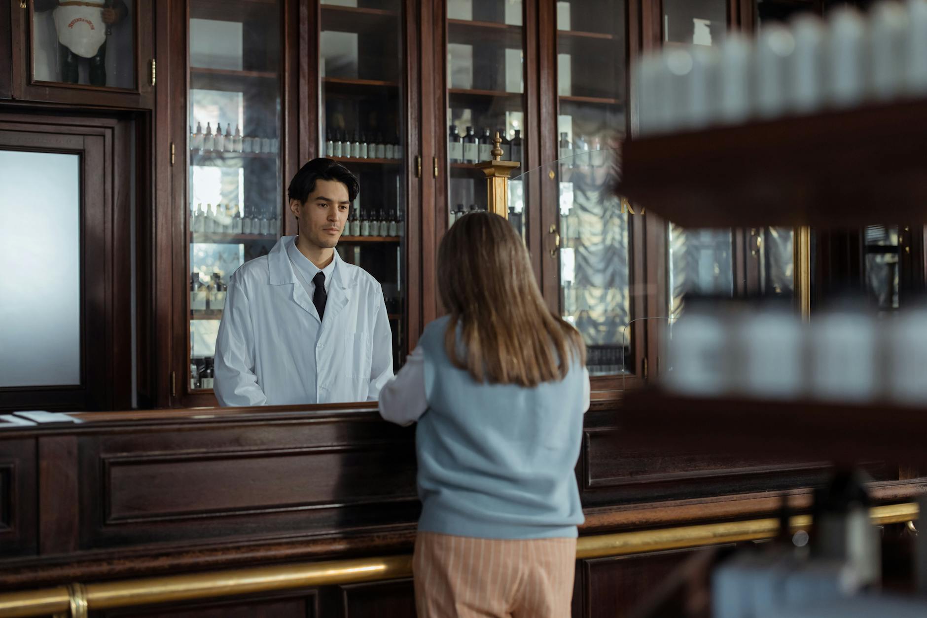 Photo : cottonbro studio / Pexels Pharmacien marocain conseillant un client sur les compléments alimentaires en parapharmacie