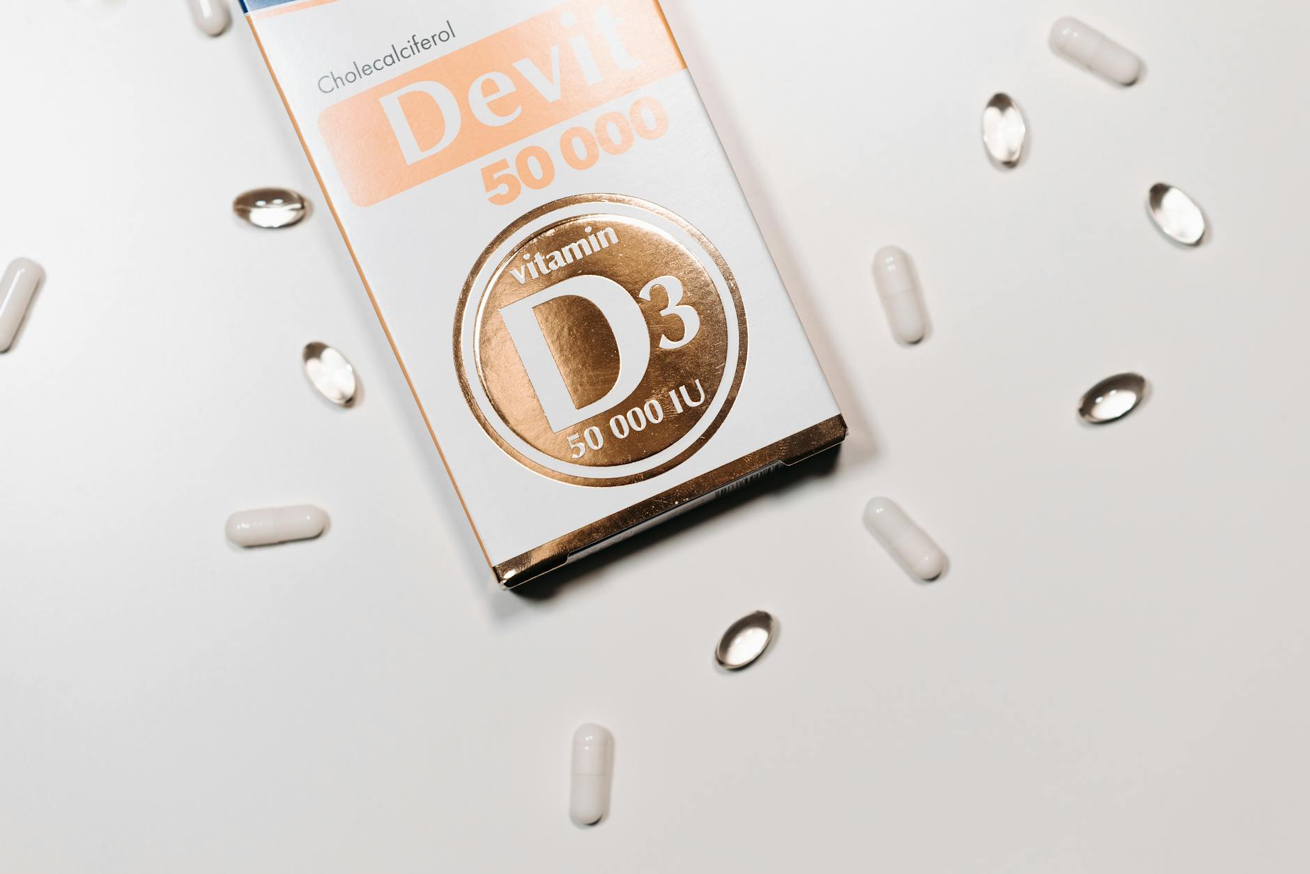 Photo : Pavel Danilyuk / Pexels Étiquette détaillée d'un complément alimentaire vitamine D — composition et certifications à vérifier
