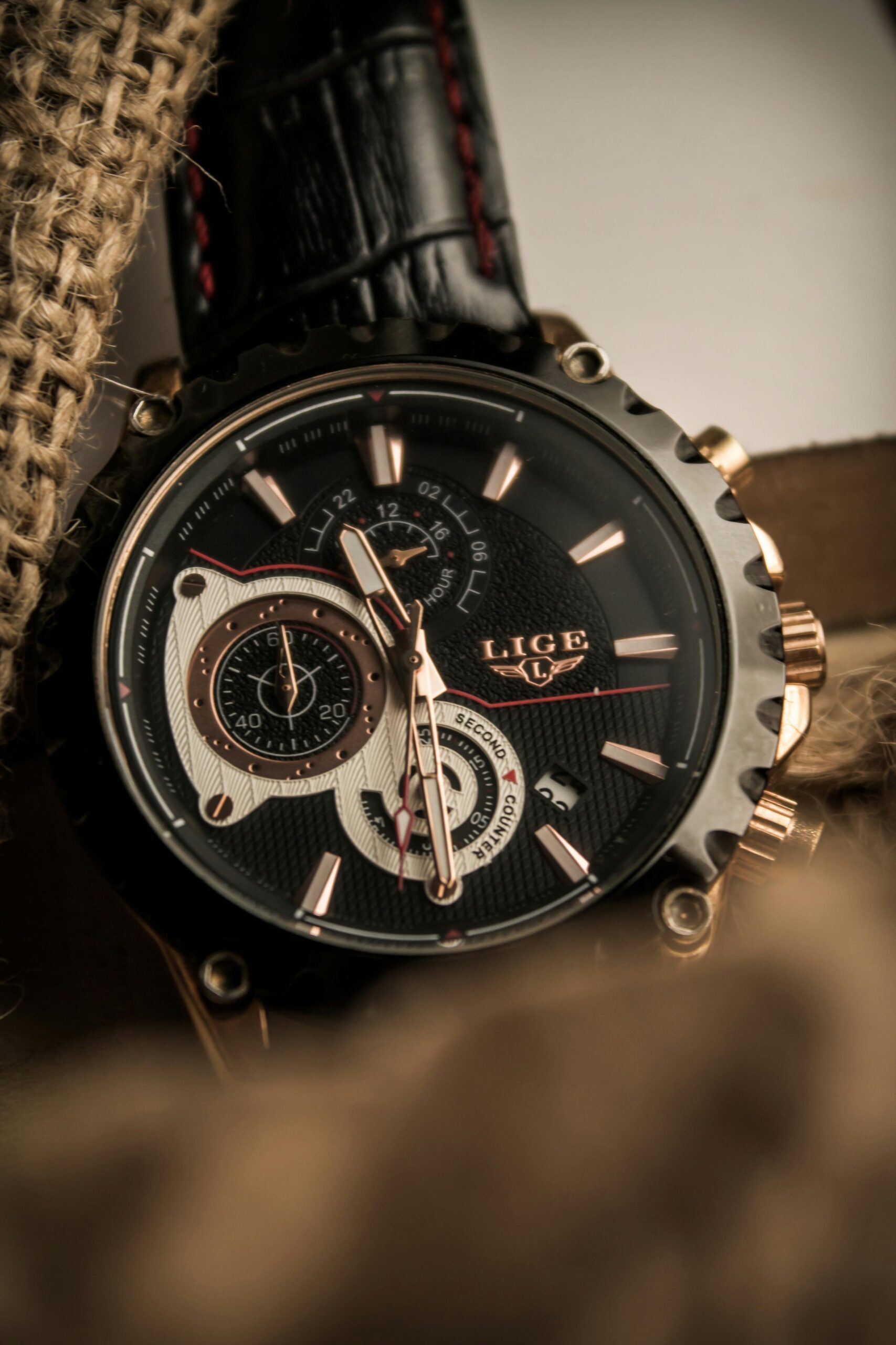 Montre élégante en cuir noir, idée de cadeau homme classe