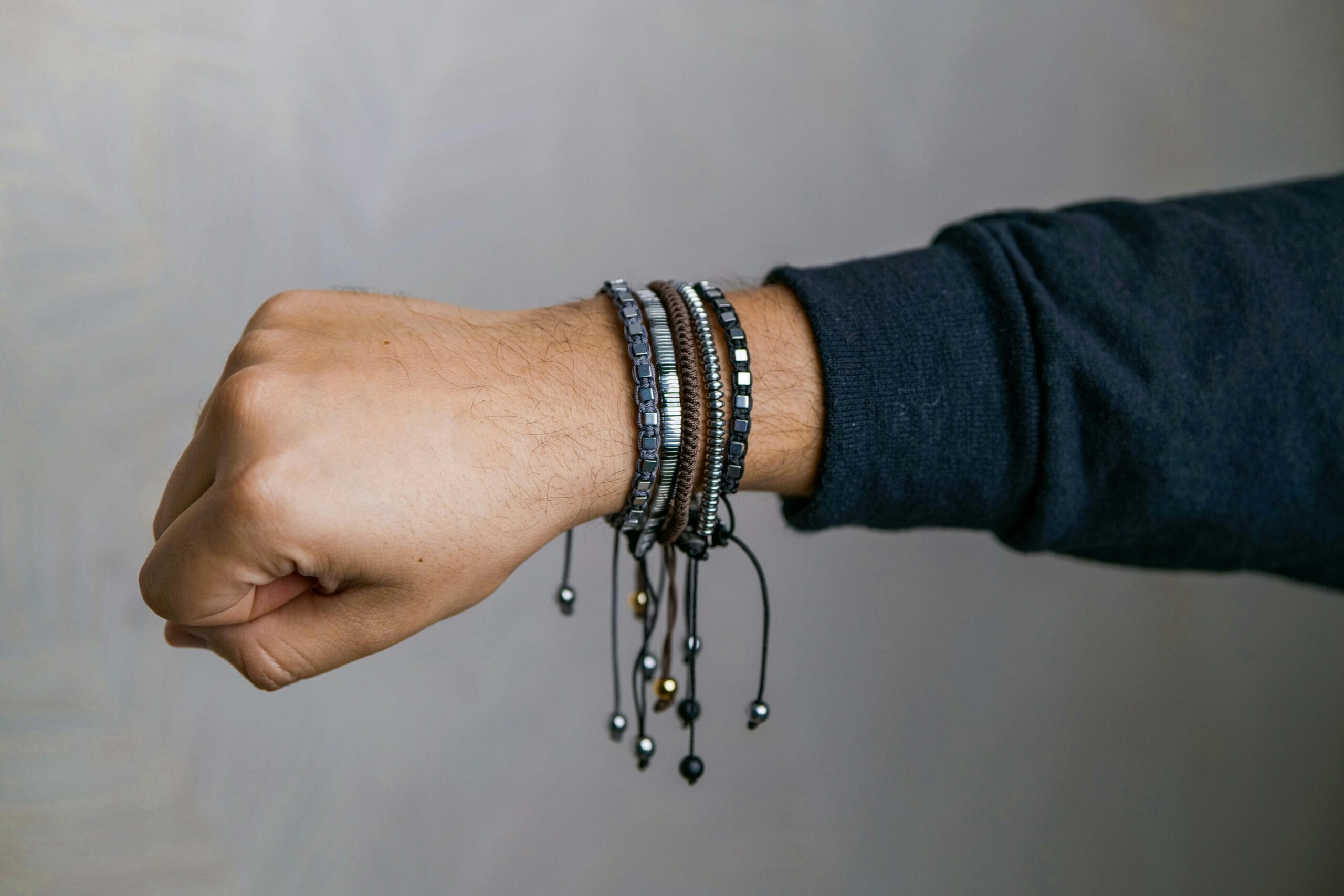 Blog, Guides bracelets - Empilage de bracelets homme en cuir et perles porté au poignet, inspiration bracelet homme Maroc