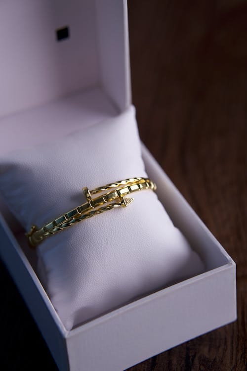 Blog, Guides bracelets - Bracelet en or présenté dans un écrin, achat bijou or au Maroc