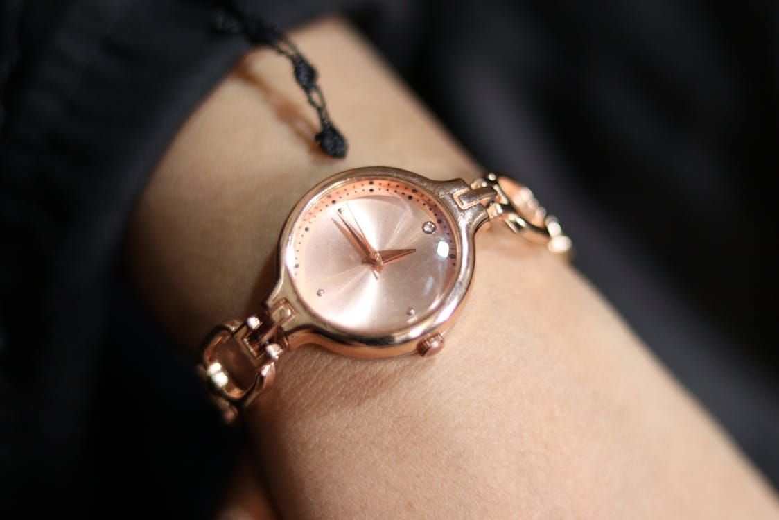 Blog, Guides montres - Montre femme tendance 2026 en or rose au poignet, style élégant et minimaliste